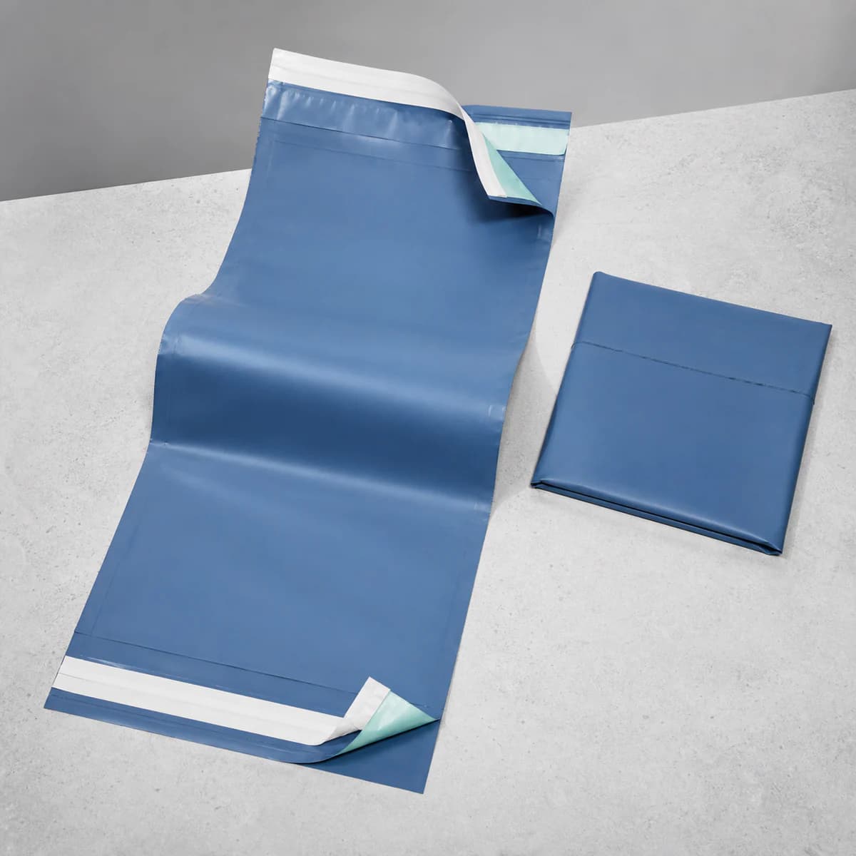 Envelope para logística reversa com dois lacres adesivos independentes