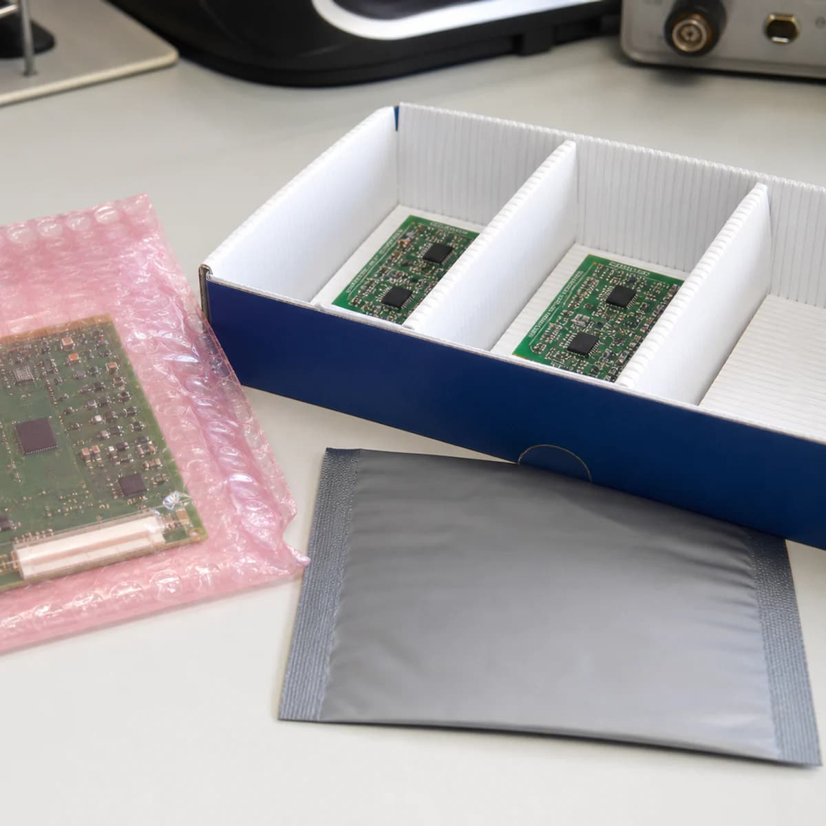 Placas eletrônicas protegidas com plástico bolha antiestático rosa